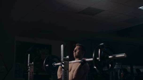 Muda Powerlifter Gym Melakukan Gerakan Senyawa Bahu Tekan Gerakan Lambat — Stok Video