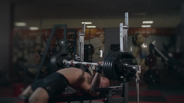 Mladý Vzpěrač Tělocvičně Dělá Pohyby Bench Press Zpomalený Pohyb — Stock video