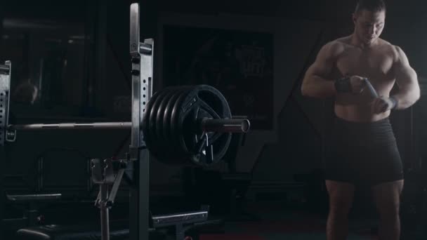 Jonge Powerlifter Sportschool Bereidt Zich Voor Bankdrukken Inzoomen Langzame Beweging — Stockvideo