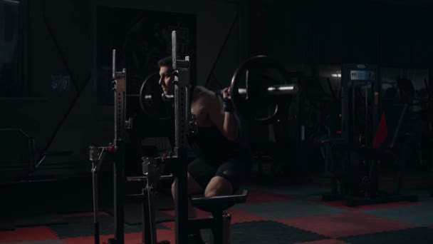 Jovem Powerlifter Ginásio Fazendo Movimento Composto Preparar Para Agachar Movimento — Vídeo de Stock