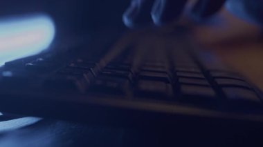 Klavye ve el üstünde.