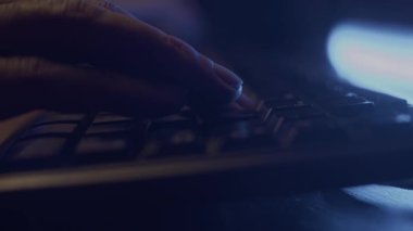 Klavye ve el üstünde.