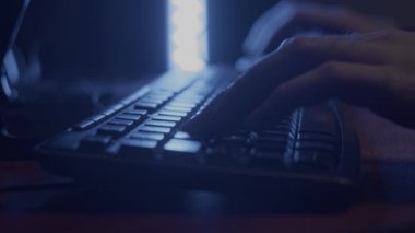 Klavye ve el üstünde.