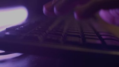 Klavye ve el üstünde.