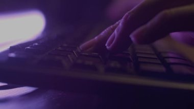 Klavye ve el üstünde.