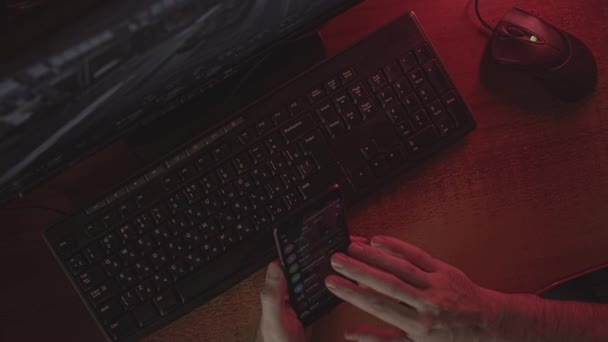 Hand mit Handy in der Nähe der Tastatur — Stockvideo