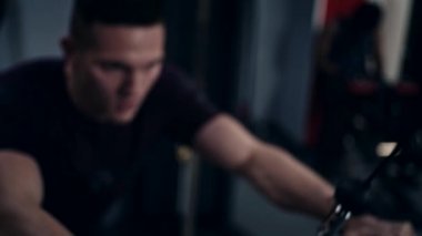 Yakışıklı adamın spor salonu treni.