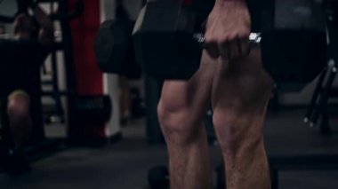 Yakışıklı adamın spor salonu treni.