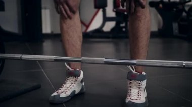 Yakışıklı adamın spor salonu treni.