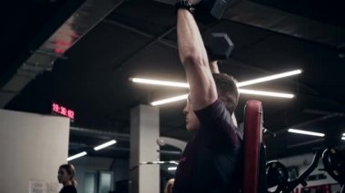 Yakışıklı adamın spor salonu treni.