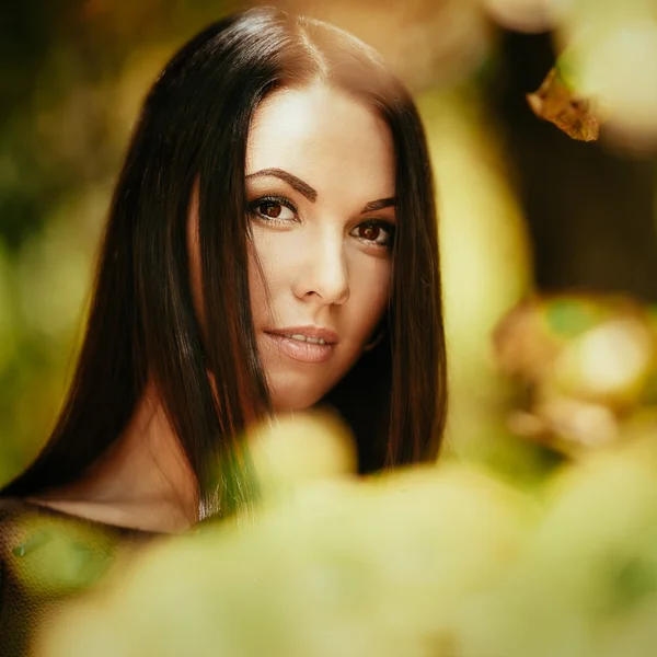 De vroege herfst. brunette portret — Stockfoto