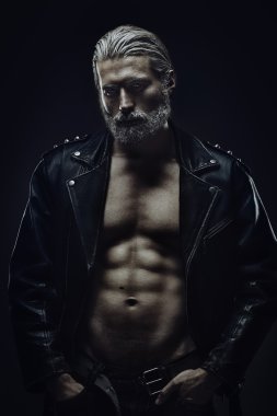 Sert orta yaşlı adam
