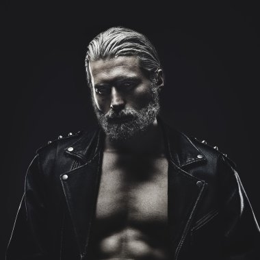 Sert orta yaşlı adam