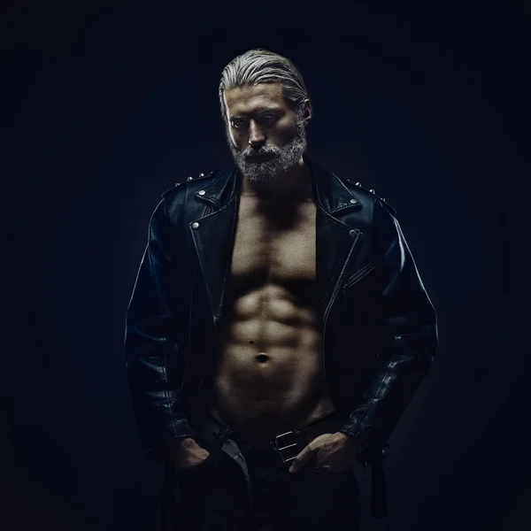 Sert orta yaşlı adam