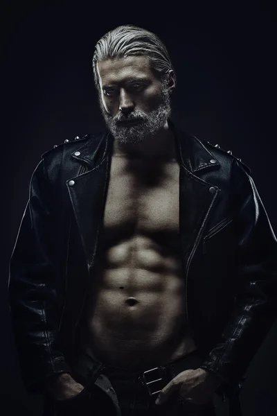 Sert orta yaşlı adam