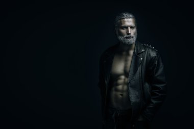 Gri saçlı adam portresi
