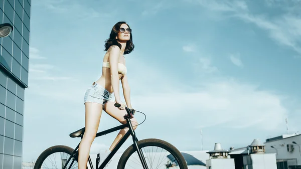 Menina motociclista — Fotografia de Stock