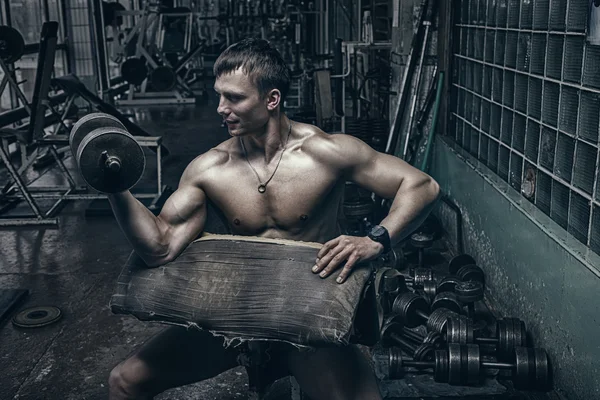 Athlete in old rusty gym — Stock Photo, Image