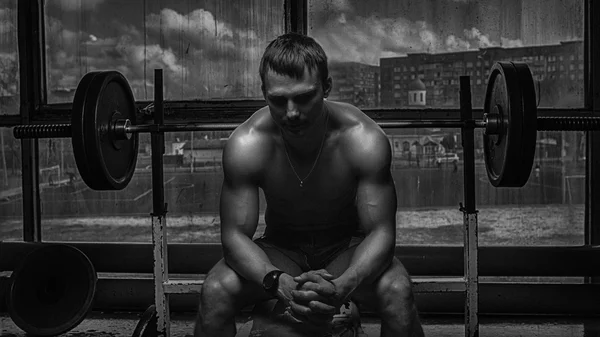 Athlète dans une vieille salle de gym rouillée — Photo