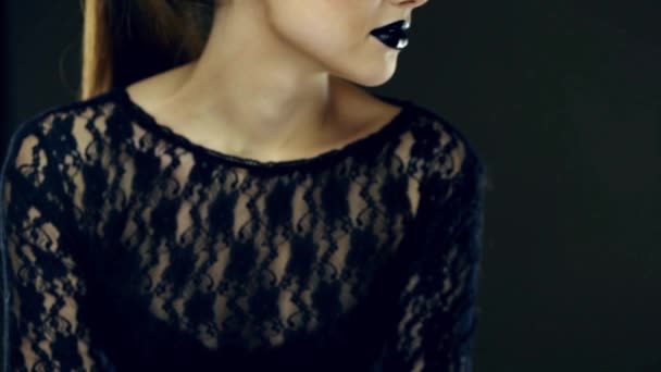 Gotische zwarte lippen schoonheid — Stockvideo