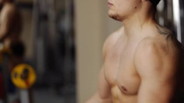 Omuz spor salonu makinede zam. Portre. Ağır çekim