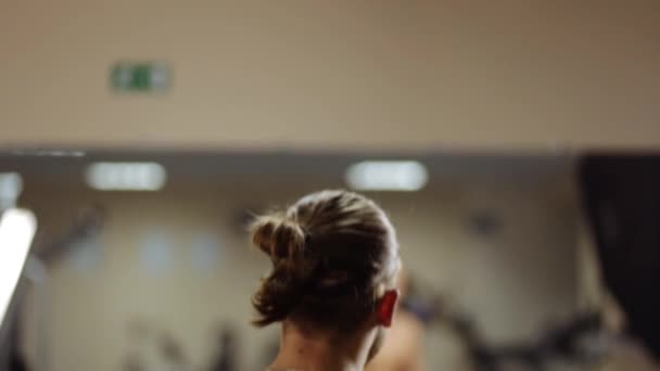 Poseren in de sportschool — Stockvideo