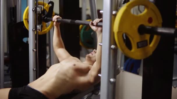 Bench Press - Incline in Smith machine — Stock Video