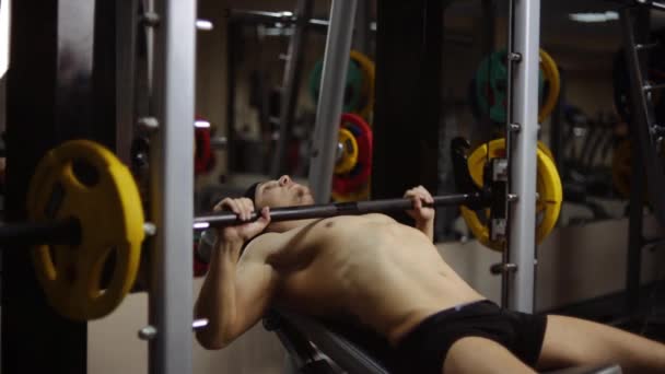 Bench Press - Incline in Smith machine. Loop — Stock Video