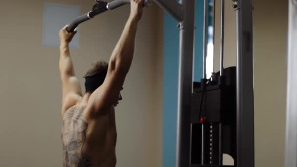 Wide-grip pulldown in gym machine for back — Stock Video