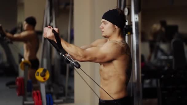 Levantamiento de hombros en la máquina de gimnasio — Vídeo de stock