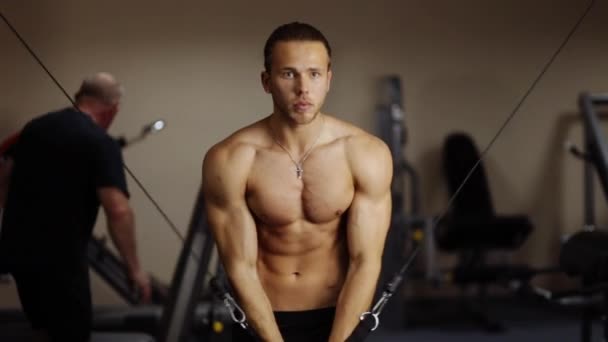 Daha düşük göğüs egzersiz makinesi — Stok video