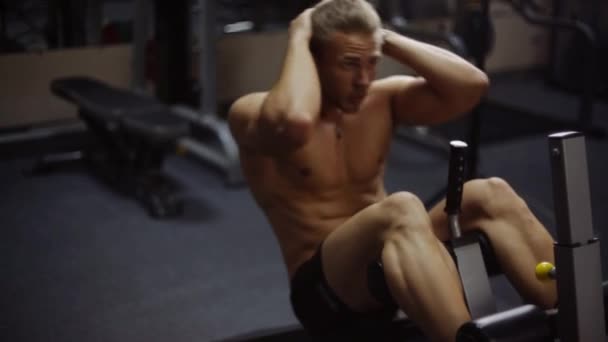 ABS crunches på bänk — Stockvideo