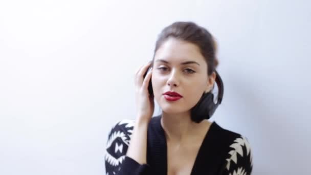 fille appréciant la musique
