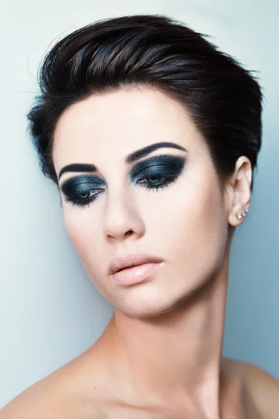 Mujer elegante con el pelo corto —  Fotos de Stock