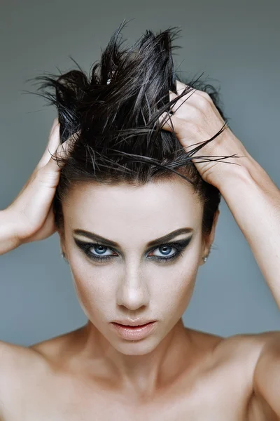 Mujer elegante con el pelo corto — Foto de Stock