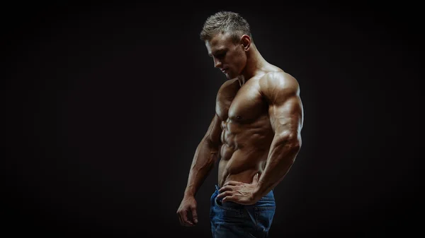 atletik genç adam