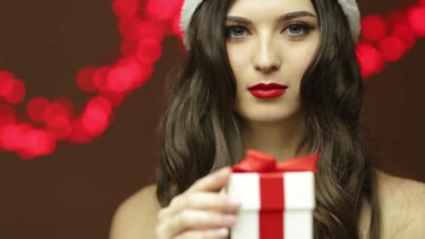 Santa chica y presente — Vídeo de stock