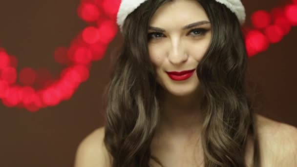 Santa girl dávají přítomen — Stock video