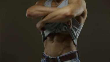 Gömleğini çıkar al