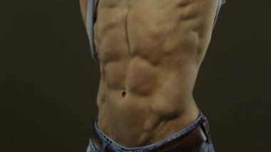 Gömleğini çıkar al