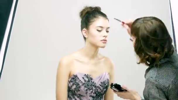 Kurzer Zeitrahmen für das Auftragen von Make-up — Stockvideo