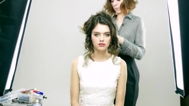 Make-up auftragen. weißes Kleid — Stockvideo
