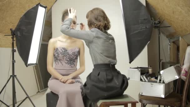 Maquillaje belleza proceso en estudio — Vídeos de Stock