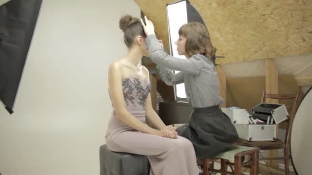 Make-up Schönheitsprozess im Studio — Stockvideo