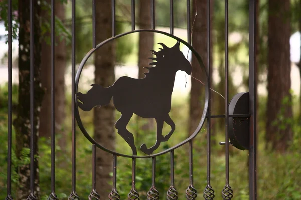 Metal fence in the shape of galloping horse — Stock Photo, Image