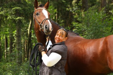 yaşlı kadın ve kahverengi at portre orman