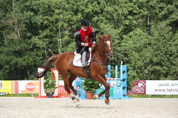 Riga, Lotyšsko - 12. srpna: Lotyšská sportovec Guntars Silinsh ridi — Stock fotografie