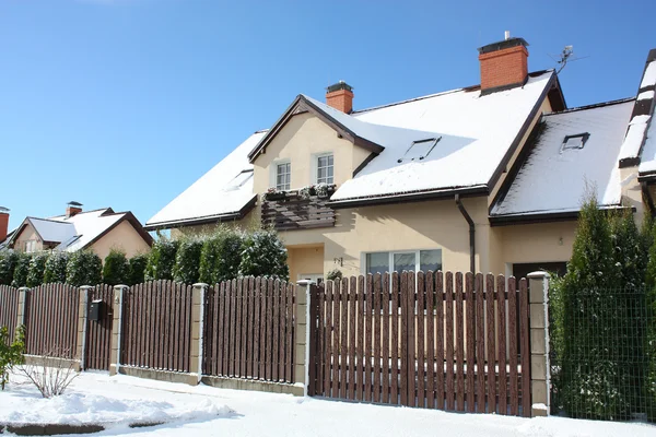 Vista sulla strada con cottage in inverno — Foto Stock