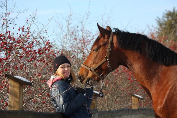 Teenager Mädchen und braunes Pferd umarmen einander — Stockfoto