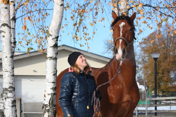 Belle adolescente et portrait de cheval de baie en automne — Photo